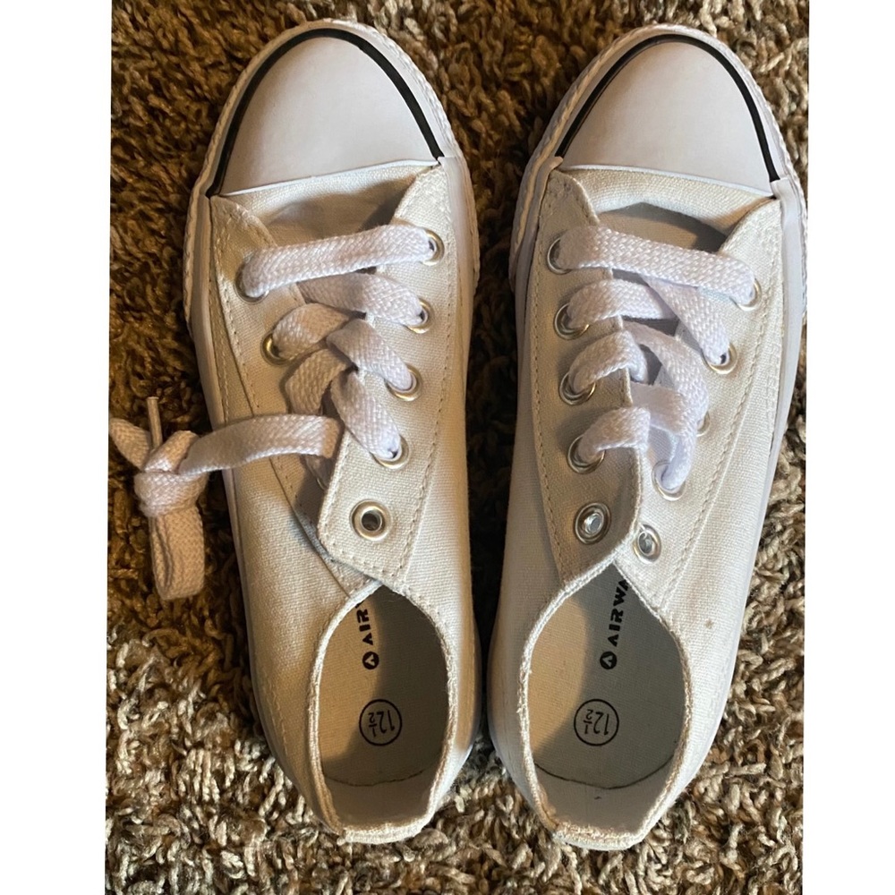 White airwalk shows, converse look a like!
